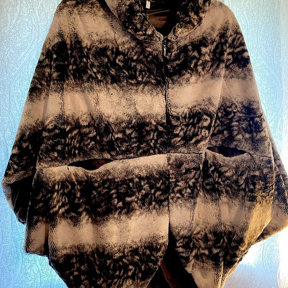 Lindi Animal Print Faux-fur Cape - Picture 7 of 16